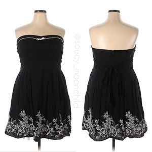 Torrid • RARE • Black Strapless Rockabilly Embroidered Ruched Pin Up Dress [16]